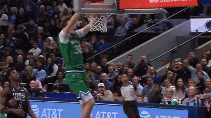 年轻气盛！克里斯蒂单手甩传很写意 弗拉格双手重扣打停篮网