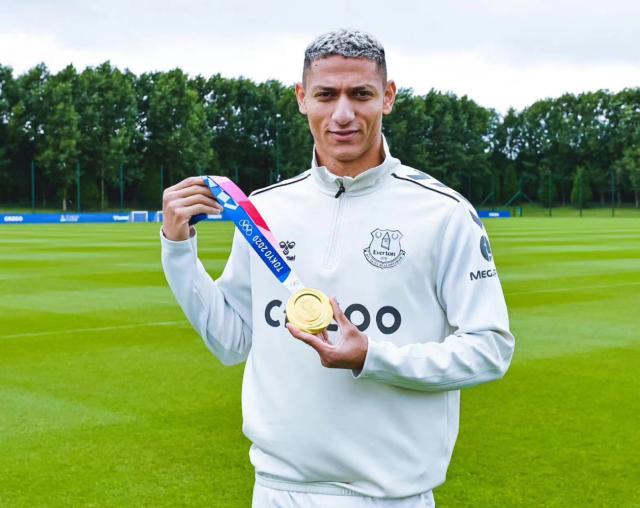 星空体育官网-世界杯球星撞脸！詹皇库兹马兼职 袁弘化身京多安