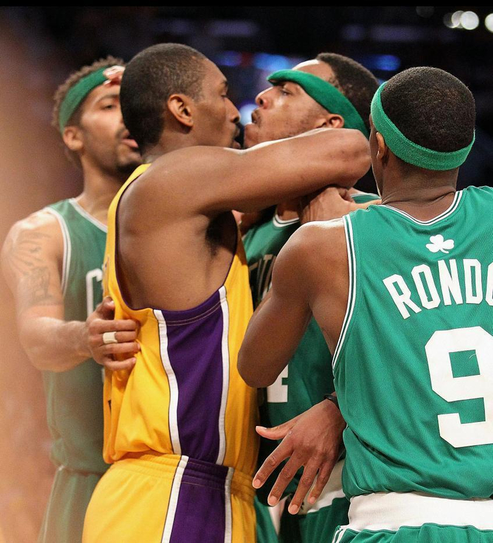 星空投注-强度拉满！NBA史上最激烈的总决赛，开场不到3秒就打起来了|湖人|凯尔特人|科比·布莱恩特|洛杉矶湖人队|波士顿凯尔特人队_新浪体育_新浪新闻